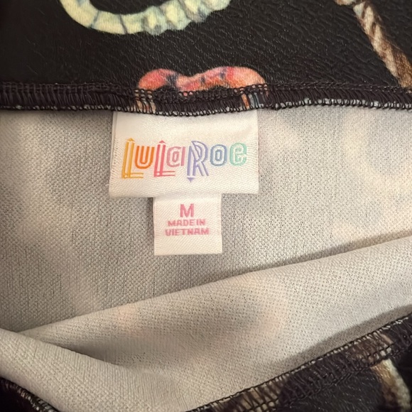 LulaRoe key skirt size med. This is such a neat skirt. Sure to get compliments - Picture 4 of 5